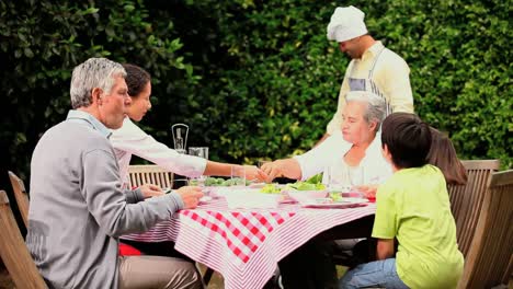 Padre-Cocinando-En-La-Barbacoa-Familiar