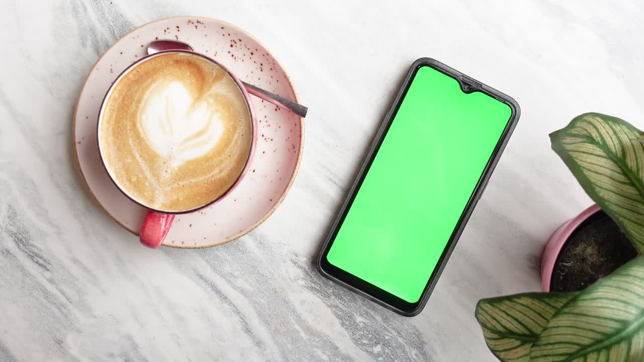 Caffe' e smartphone sul tavolo di marmo