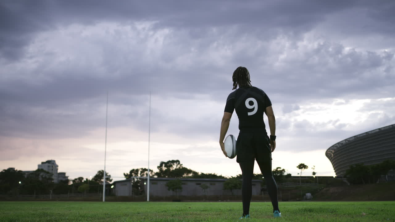 그의 목표는 가장 위대한 사람이 되는 것입니다.