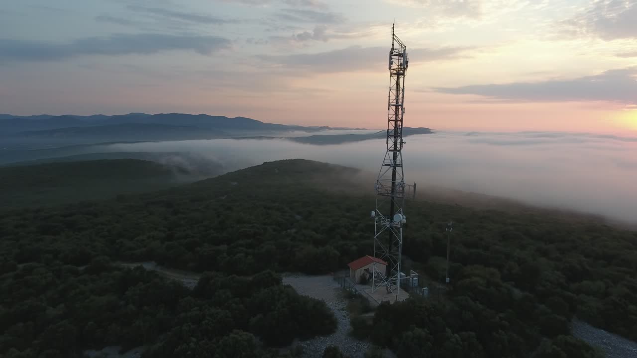 imagen de un dron girando alrededor de una gran antena en el sur de francia, durante el amanecer.
