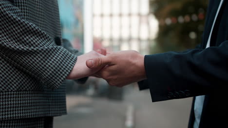 Teenage-boy-and-girl-holding-hands