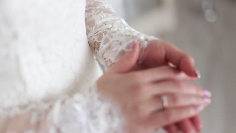 el vestido de novia de la novia con mangas de encaje
