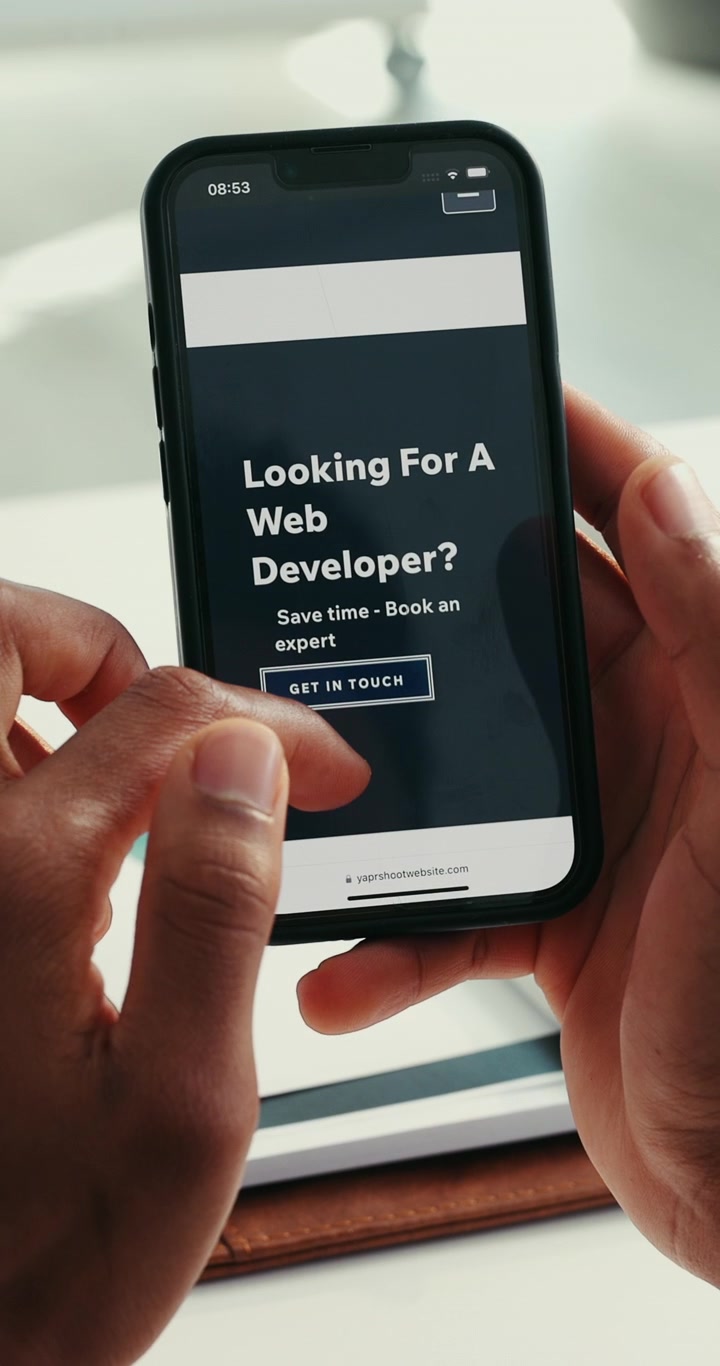 Persona che naviga tra i servizi di web design su uno smartphone