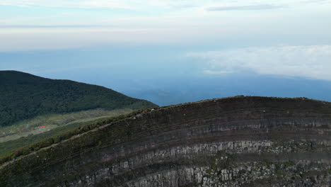 el borde del cráter de gunung gede revelado y el valle más allá