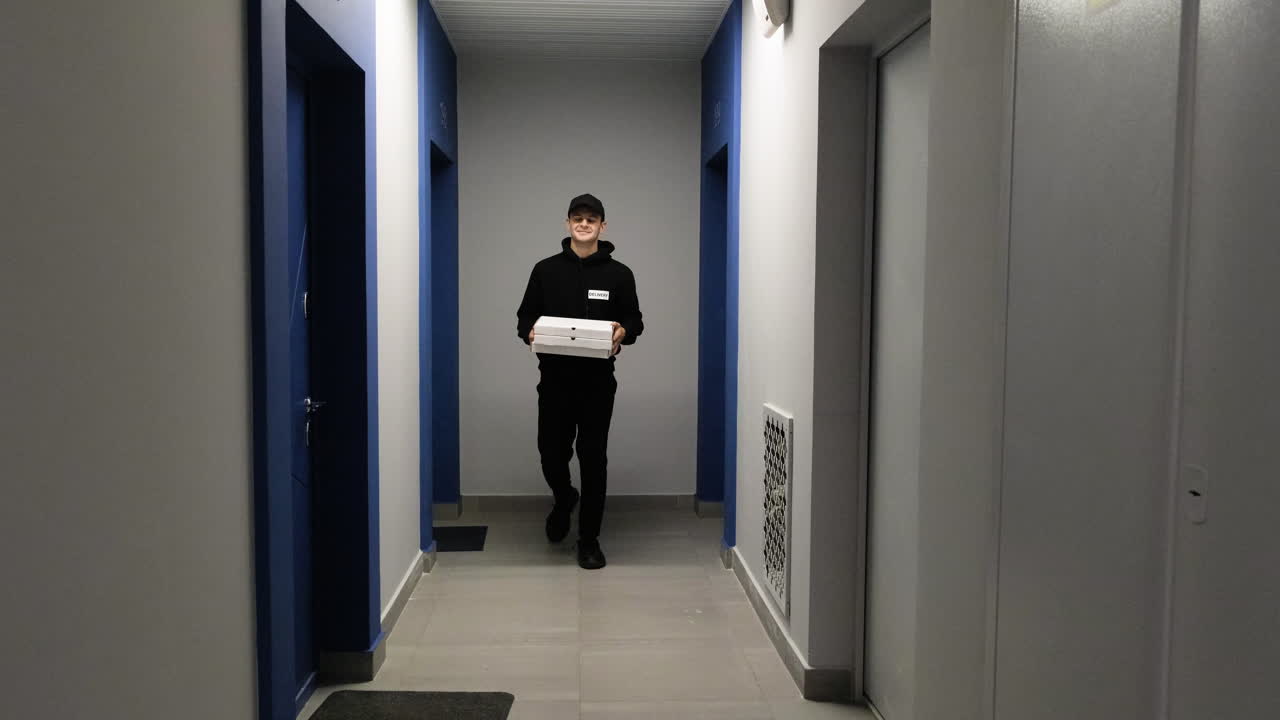 hombre sosteniendo cajas de cartón