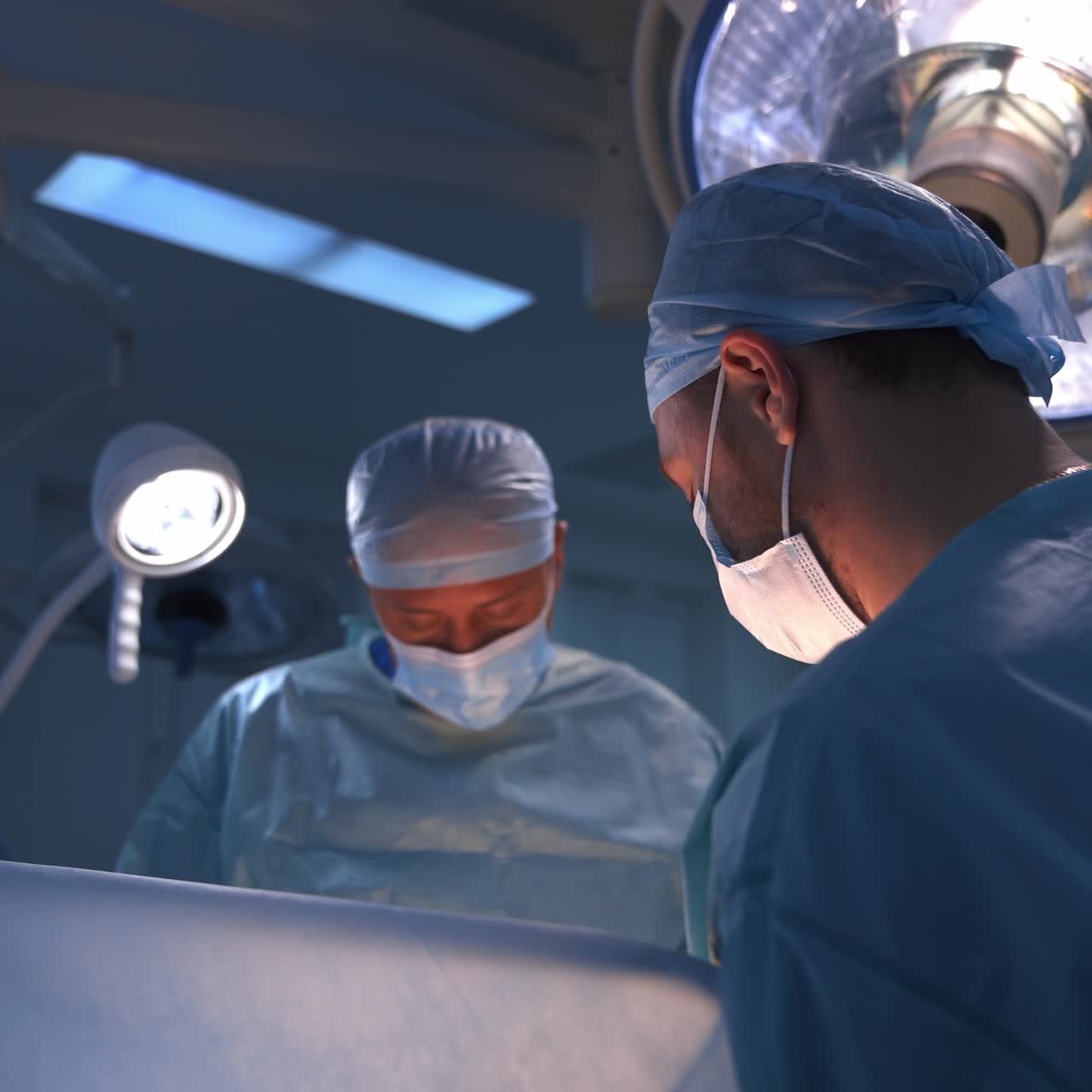 Specialister i medicinsk plastikkirurgi, der arbejder med patienters hudpleje. Professionelle medicinere.