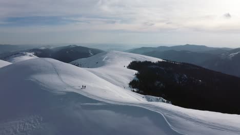 겨울 동안 루마니아의 이제르-파푸사 산맥의 산책객, 공중 사진