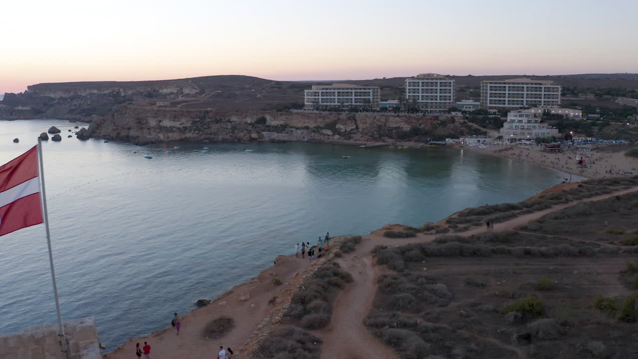 torre con bandera de la orden de los caballeros de malta sobre golden bay,antena