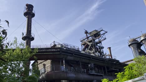 Landschaftspark-Duisburg-Nord-In-Deutschland,-Historisches-Industriestahlwerk-Zwischen-Natur-Und-Blauem-Himmel