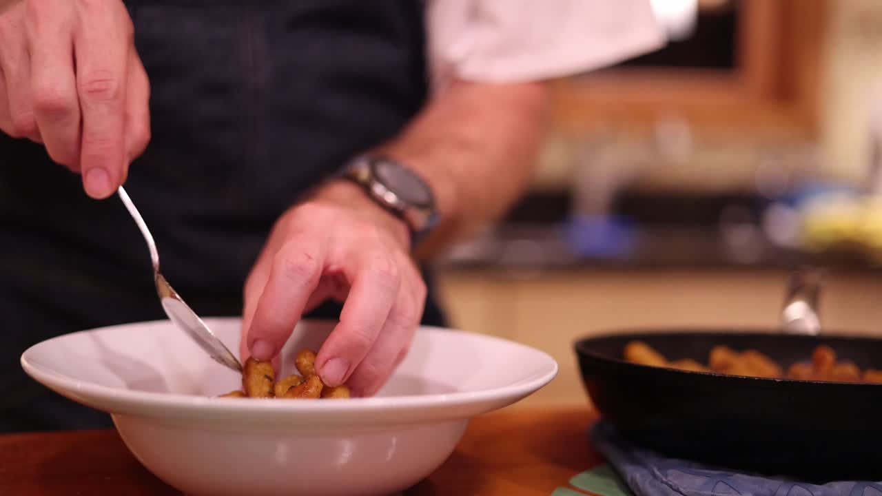 chef gourmet privado colocando un plato en una cocina de lujo