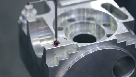 sonda de medición de control de calidad. máquina de fresado cnc de trabajo de metales.