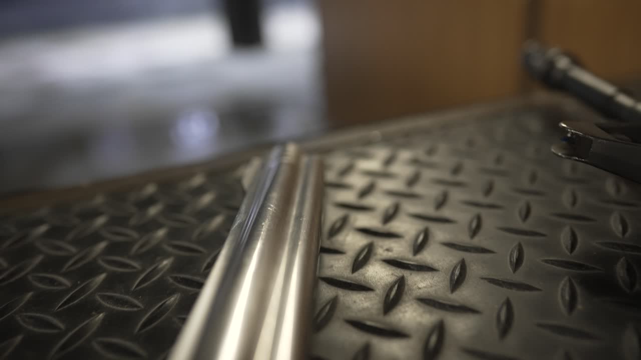 un clip de cerca de un revólver con un mango negro tendido en una mesa en un campo de tiro