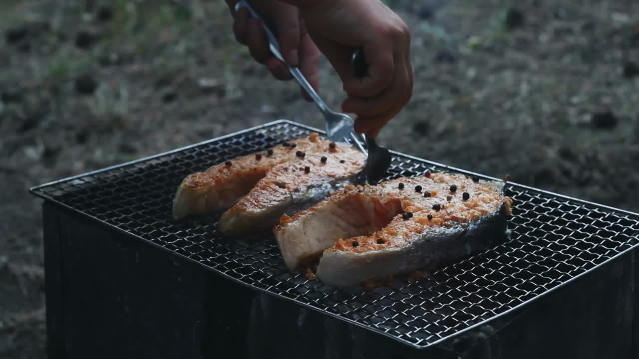 그릴에서 포크를 가지고  ⁇ 은 연어 bbq. 그릴에 구운 연어 스테이크