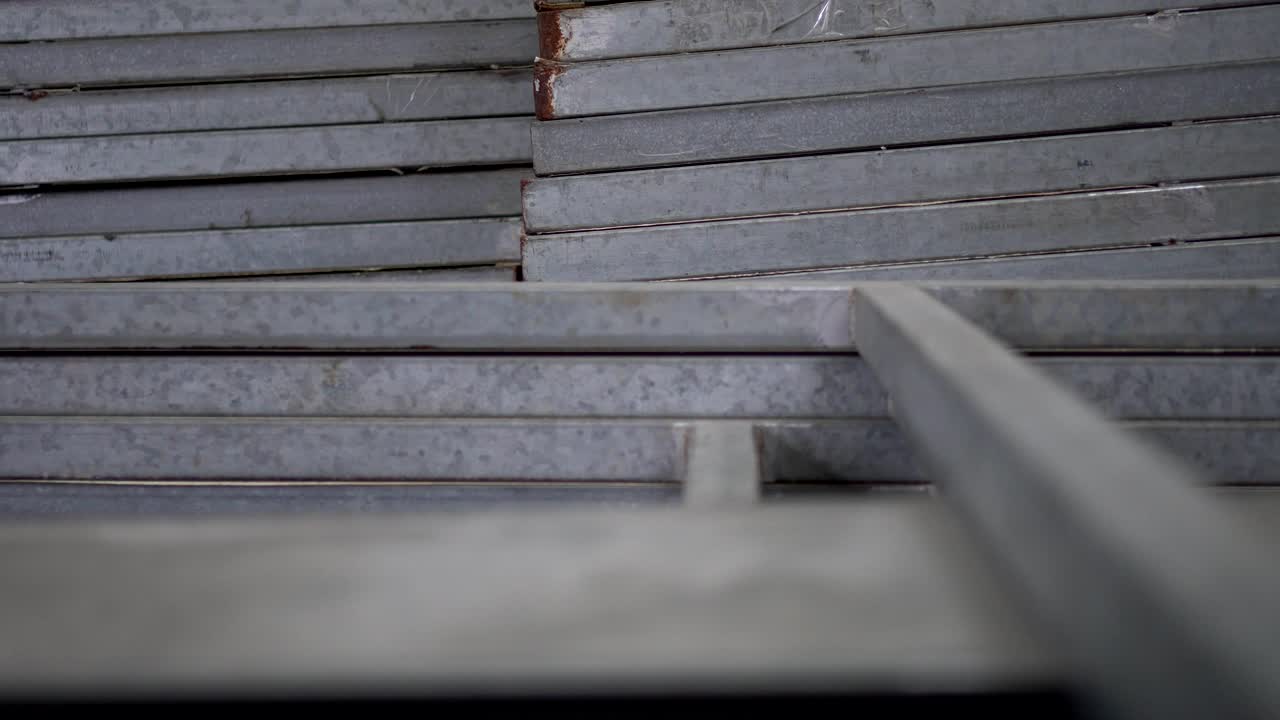 건설 현장에서 건설을 위해 끔하게 쌓인 금속 재료.