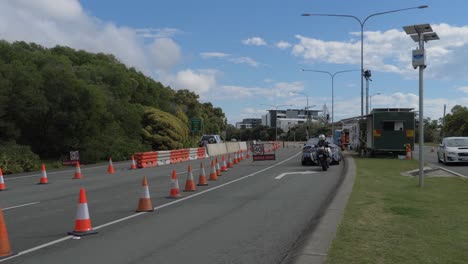 Policías-En-El-área-Del-Puesto-De-Control-En-La-Costa-Dorada---Frontera-De-Queensland-nueva-Gales-Del-Sur-En-Australia---Nueva-Normalidad-Del-Coronavirus---Posibilidad-Remota