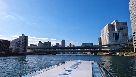 Wunderschöner-Blick-Auf-Das-Wasser-Auf-Die-Hochhäuser-Der-Stadt-Chuo,-Tokio