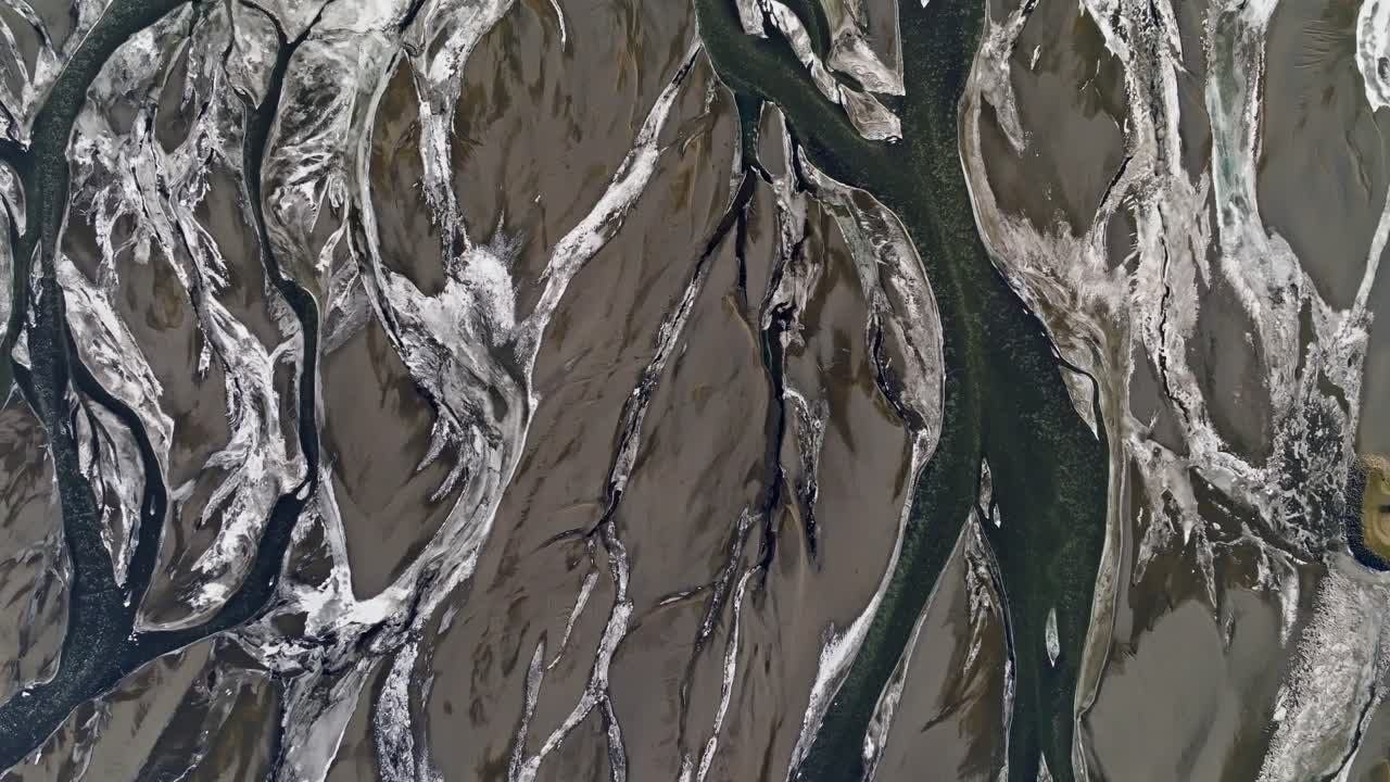 increíbles canales de agua derretida en islandia, patrón abstracto marrón y blanco, dron
