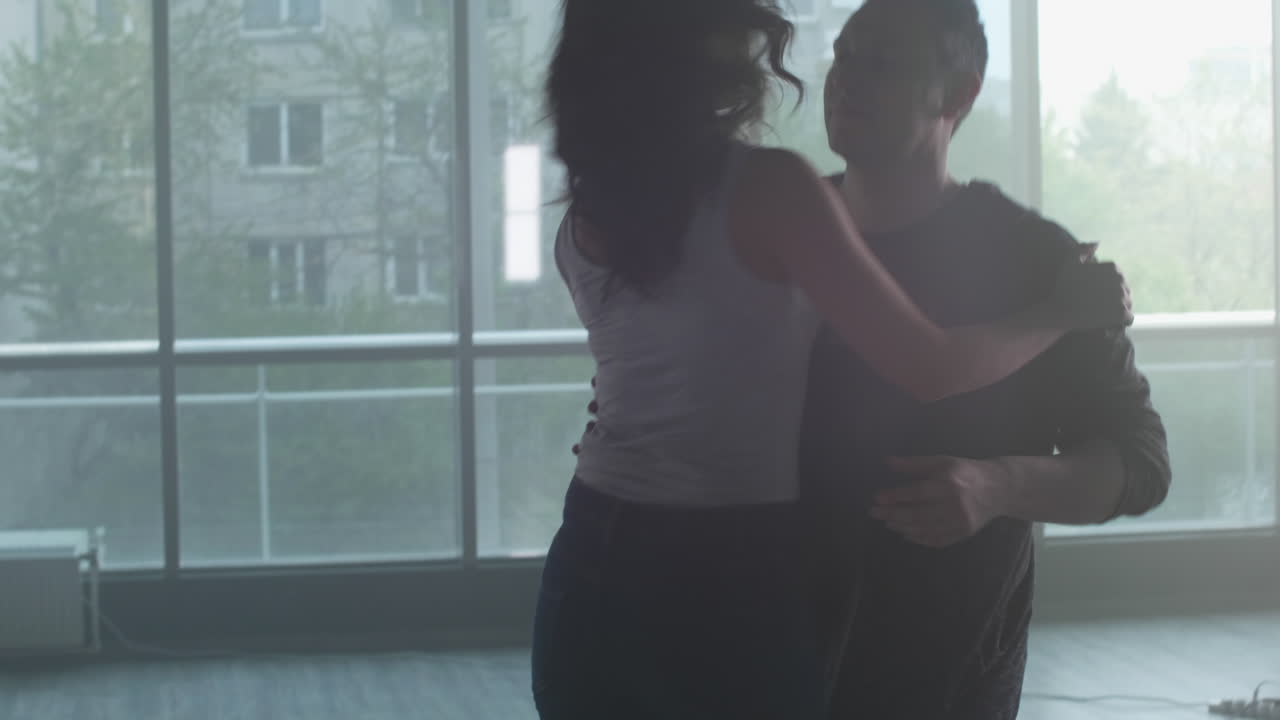 Persone all'interno di un edificio con grandi finestre