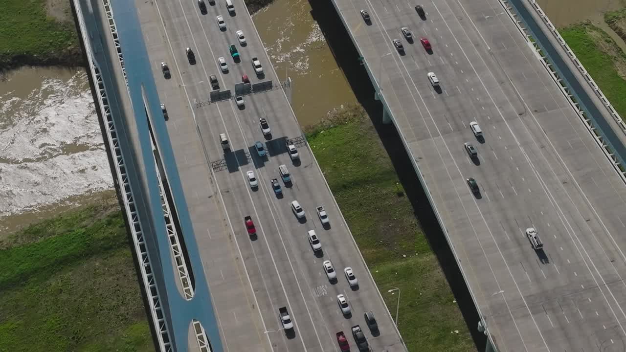 Näkymä maantieliikenteestä Dallasin keskustassa, Texas, ilmasta kuvattuna