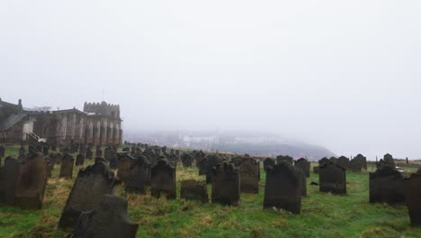 Vistas-Del-Cementerio-De-La-Famosa-Iglesia-De-Santa-María-La-Virgen-En-La-Ciudad-Portuaria-De-Whitby-Con-Vistas-Al-Famoso-Puerto-De-Whitby