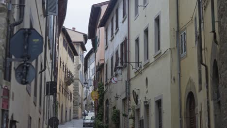 Typische-Gasse-In-Der-Nähe-Des-Wohnhauses-In-Der-Stadt-Arezzo-In-Der-Toskana,-Italien