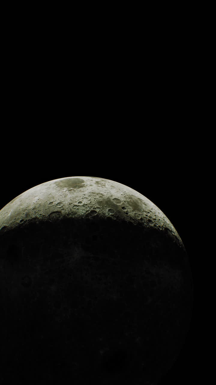 Lua crescente no céu noturno