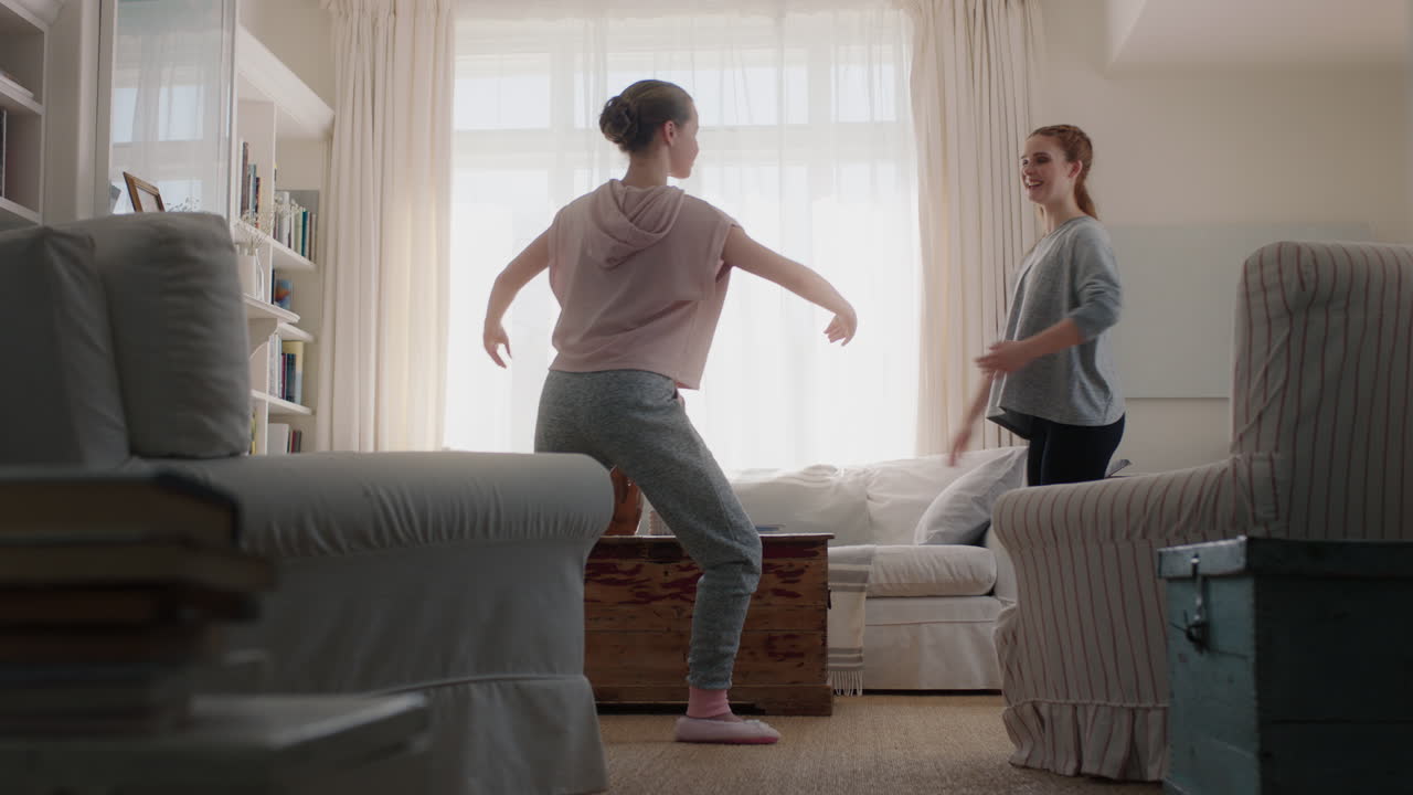 행복한 십대 소녀들이 집에서 발레 댄스 동작을 연습하고 가장 친한 친구들이 거실에서 재미있는 리허설을하고 있습니다.