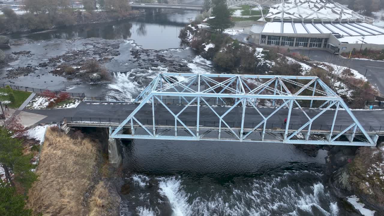 howard street middle channel bridge en spokane washington durante el invierno