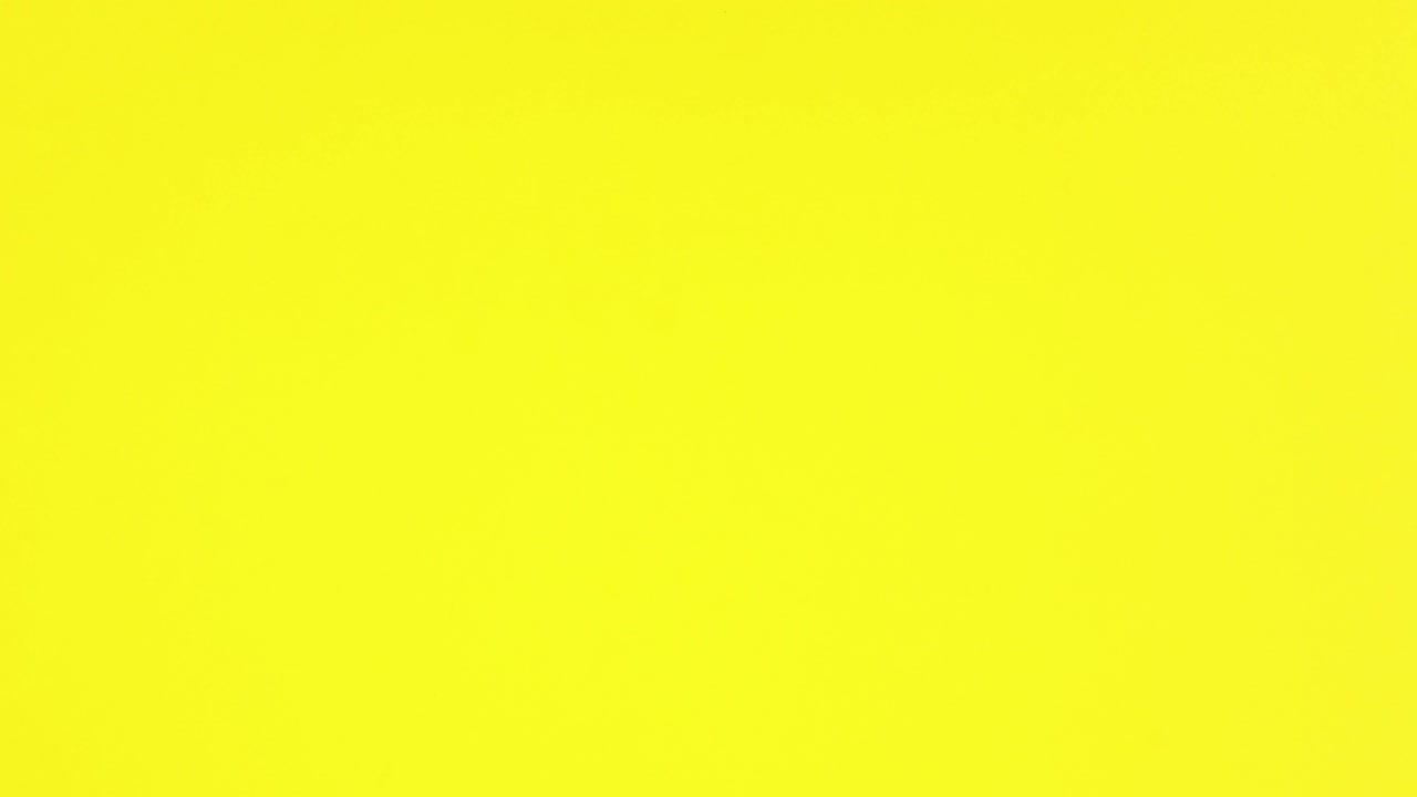 la papelería rosa de la escuela aparece sobre un fondo amarillo.