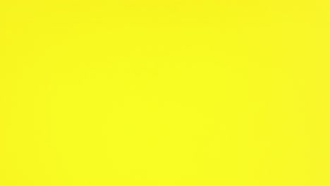 la papelería rosa de la escuela aparece sobre un fondo amarillo.