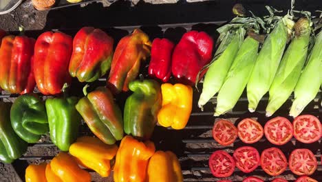 sabrosos maíz, pimientos y tomates a la parrilla para su próxima barbacoa