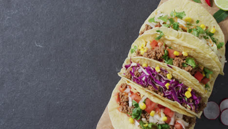 video de tacos recién preparados en un fondo gris