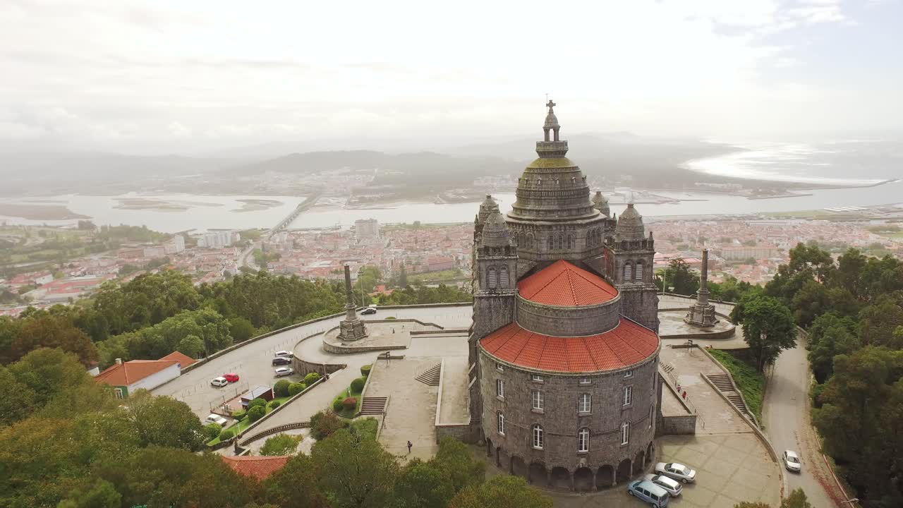 взгляд с воздуха на историческую церковь в португалии