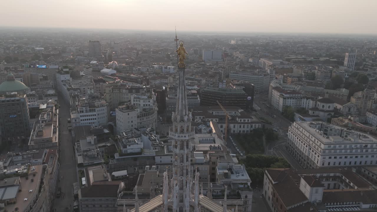 imágenes impresionantes del duomo de milán: perspectivas únicas con drones cinematográficos y fpv. detalles impresionantes y atmósfera icónica.