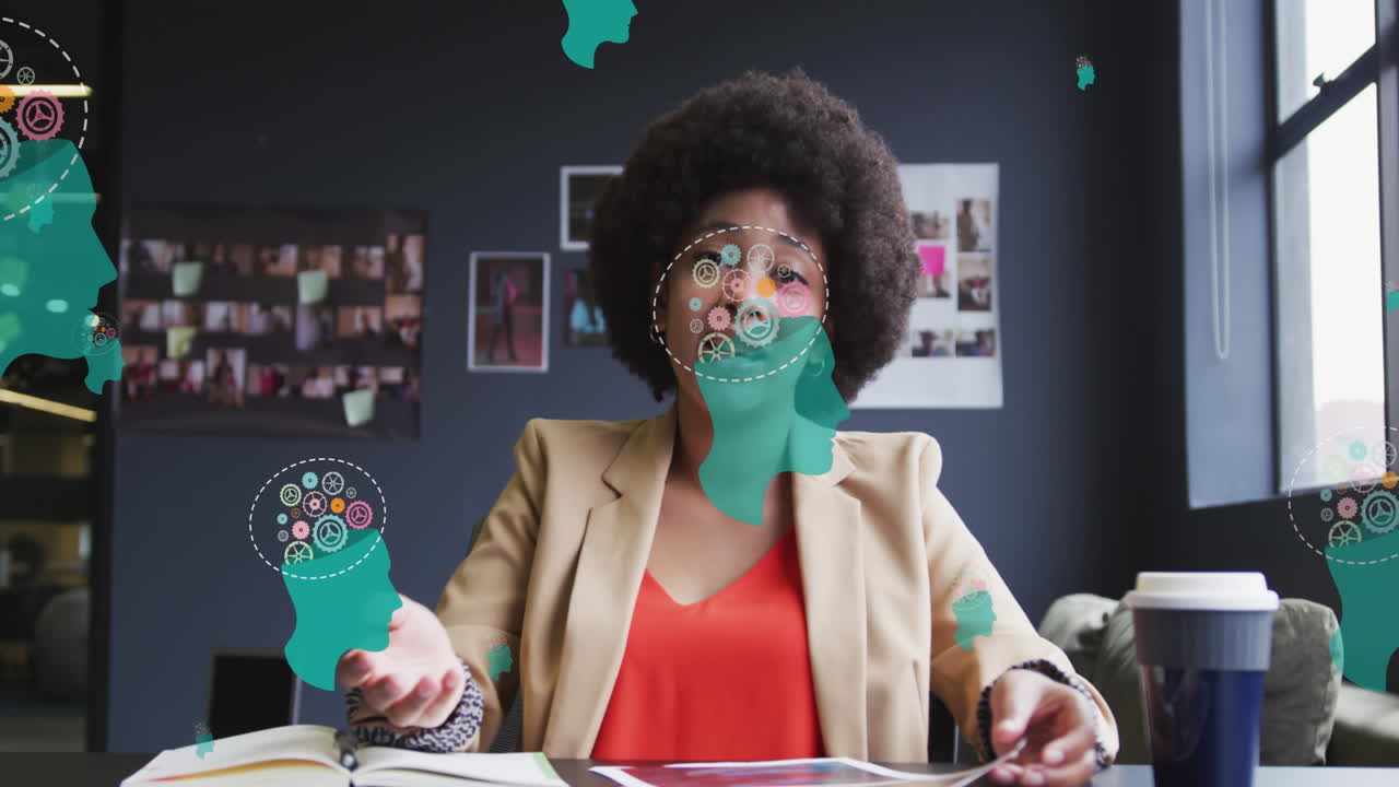 아프리카계 미국인 사업가 여성이 비디오 통화를 하고 웃고 있는 미디어 아이콘의 애니메이션