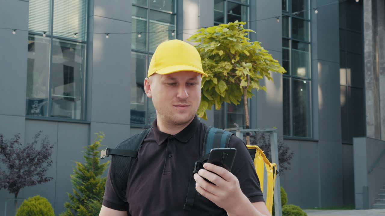 persona de entrega que utiliza un teléfono inteligente