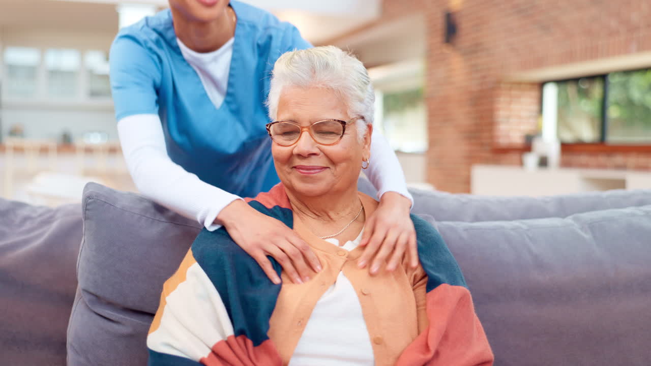 간호사와 노인 여성이 애정과 돌봄을 나누고 있습니다.