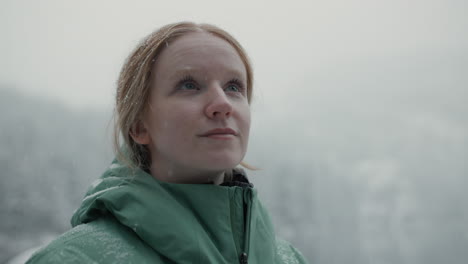 mujer en el paisaje de invierno
