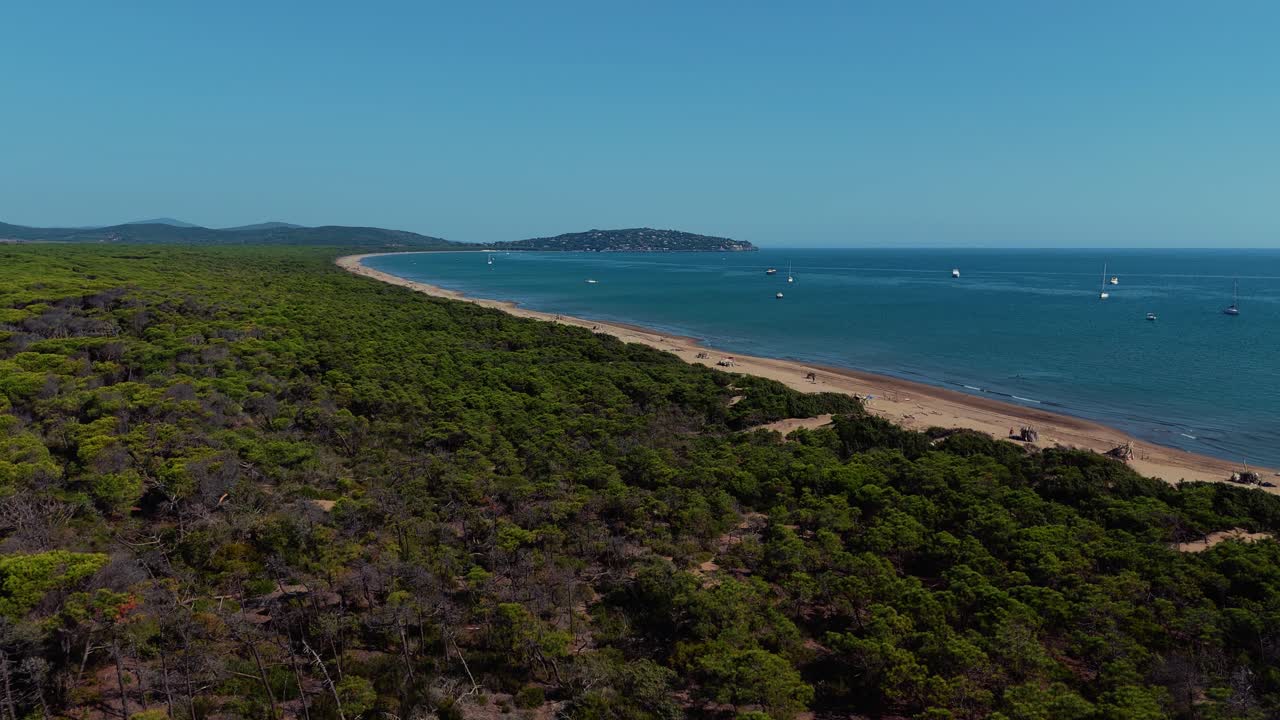 feniglia orbetello laguna playa de arena aérea en la toscana, italia, panorámica costera aérea
