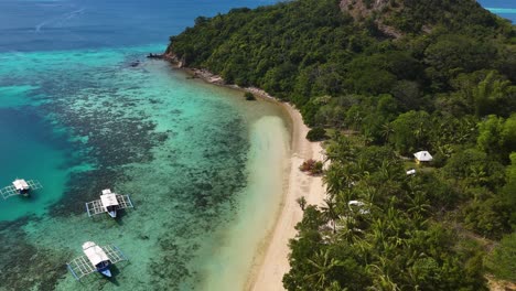 la playa del paraíso de la isla tropical