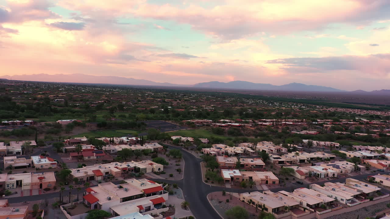 Veduta aerea del campo da golf Desert Hills, Green Valley, Arizona - ripresa con drone