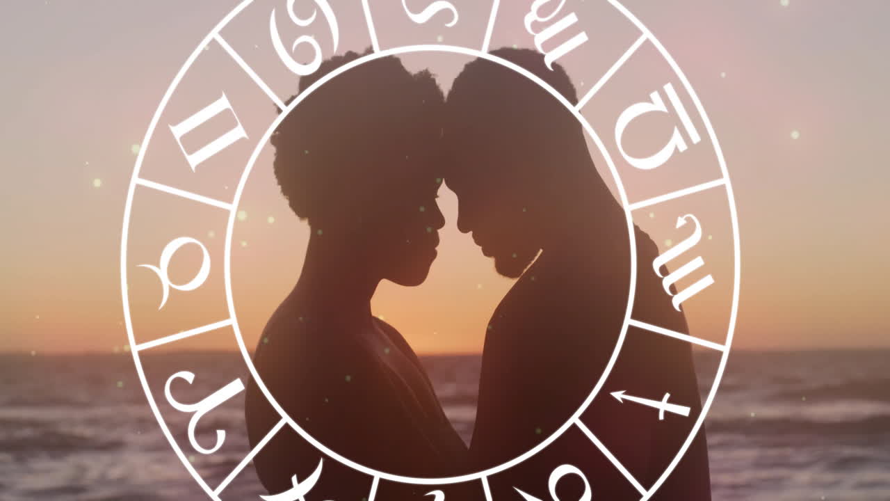 Animação de horóscopo movendo-se sobre casal birracial feliz se abraçando na praia