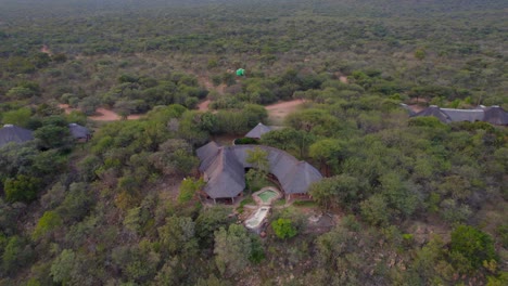 Luxuriöse-Afrikanische-Ländliche-Lodge-Mit-Pool-Mitten-Im-Busch-In-Der-Grünen-Savanne