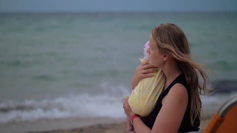 madre con el bebé mirando el mar