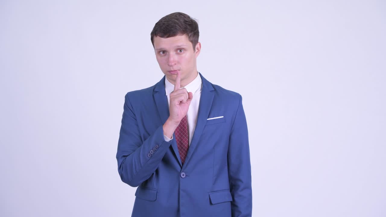 슈트 입은 잘생긴 젊은 사업가