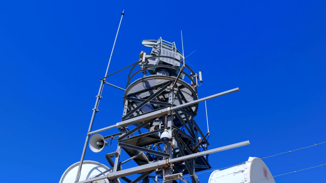 산 꼭대기 에 회전 하는 전파 탐지 안테나 를 가진 기상 레이더