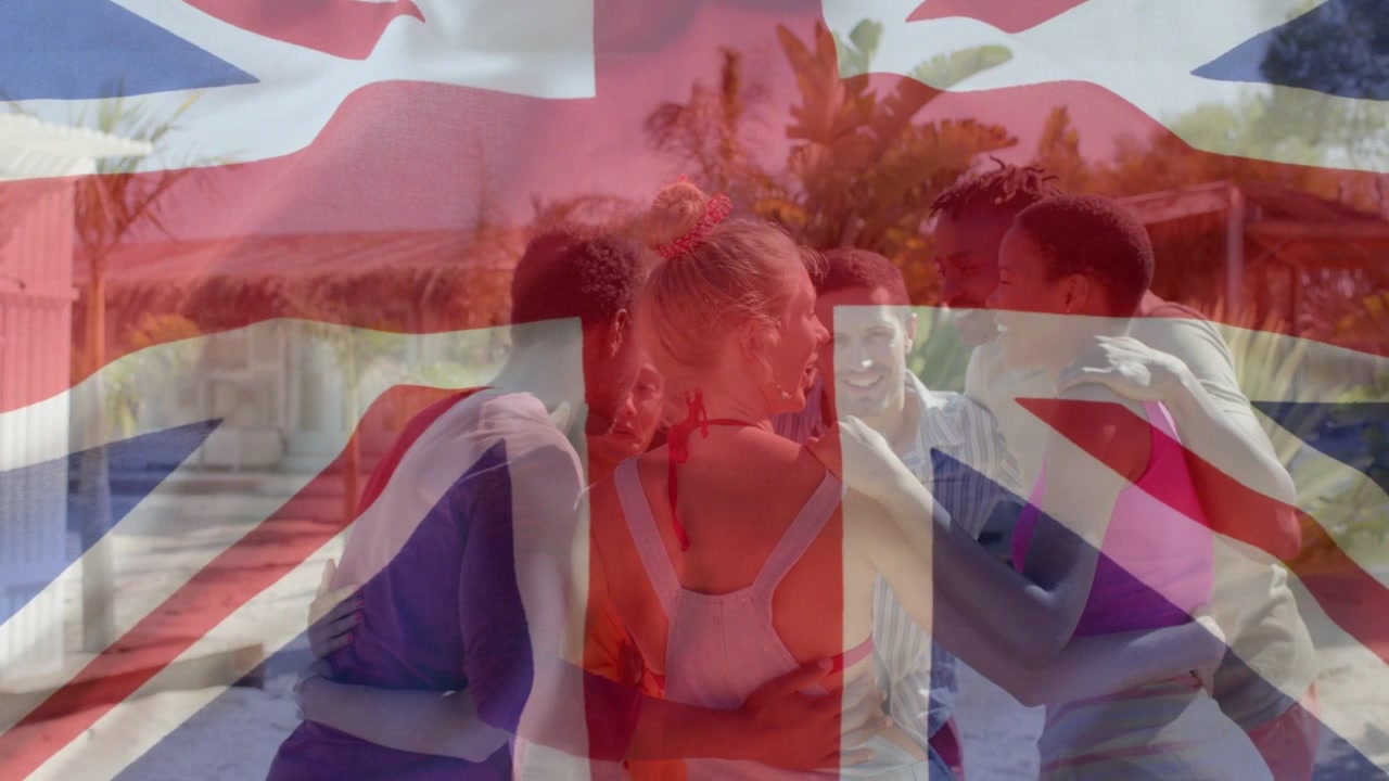 Sechs Freunde legen die Arme um sich, drängen sich am Poolrand für ein Reise-Posing, Union Jack Überlagerung über der Gruppe.