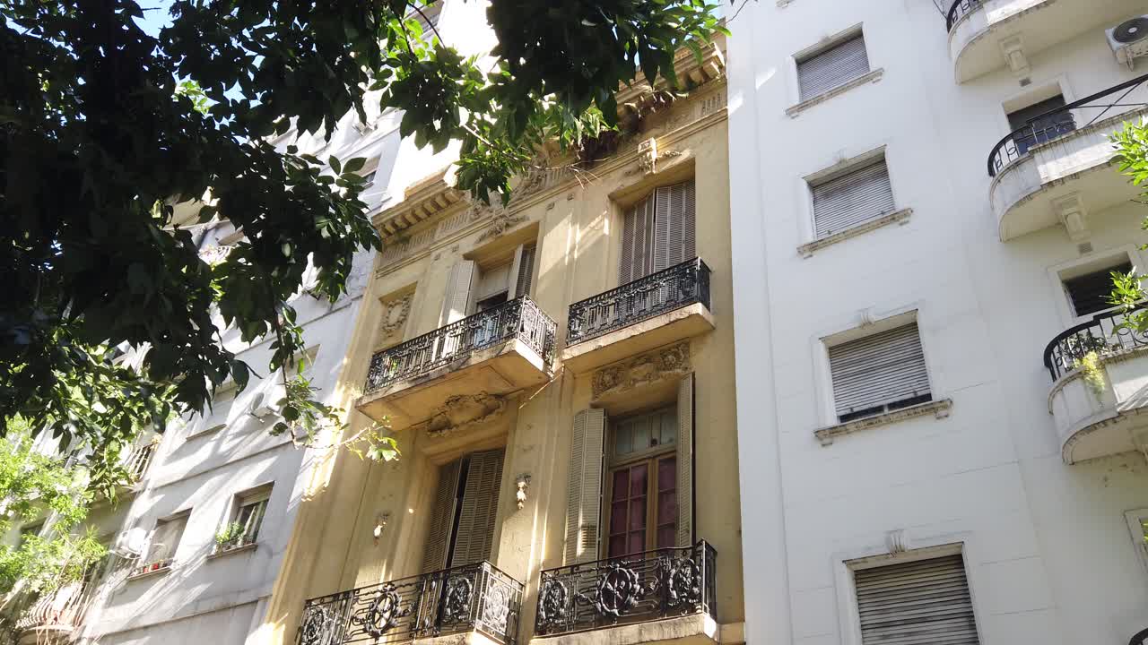 Inquadratura dal basso di edifici coloniali storici a Buenos Aires, Argentina, con patrimonio europeo.
