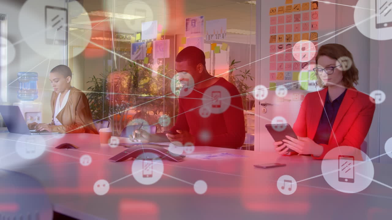 사무실에서 일하는 다양한 사업가들에 대한 연결 네트워크의 활성화