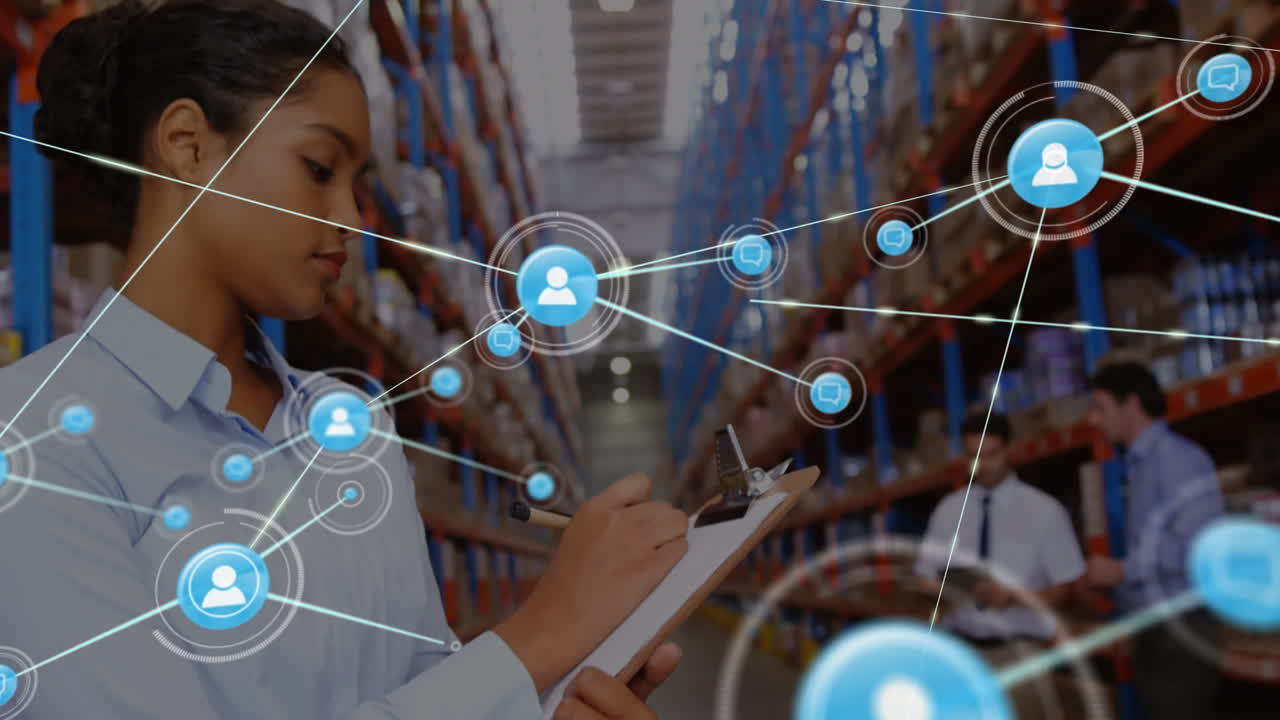 animación de la red de conexiones con iconos sobre mujer biracial trabajando en el almacén.